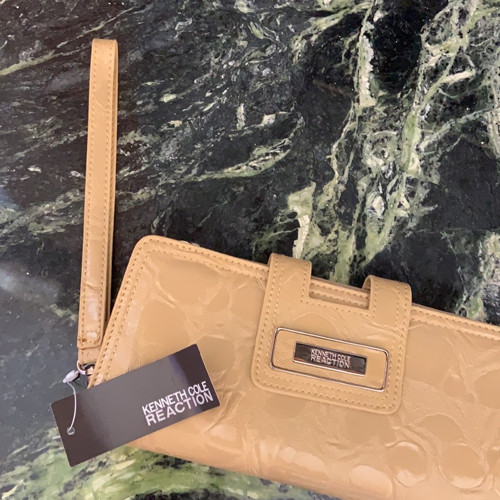NWT Kenneth Cole Reaction clutch/wristlet - Picture 2 of 6